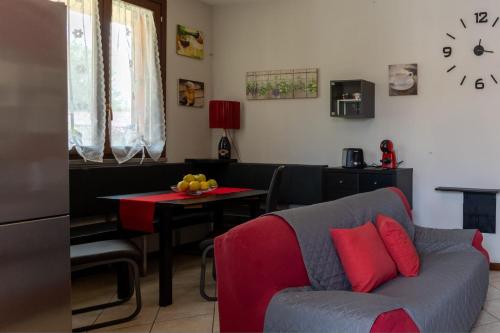 a living room with a couch and a table at lacasadikira in Lucca
