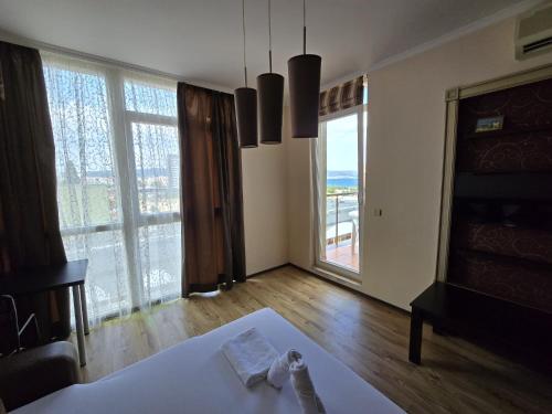 En eller flere senge i et værelse på Sea View Dune Apartment