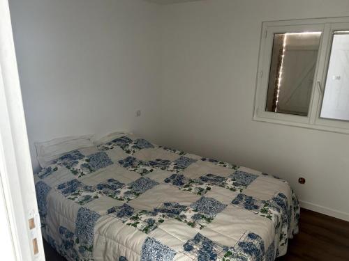 une chambre avec un lit et une fenêtre dans l'établissement Appartement RDC à la campagne, à Virac