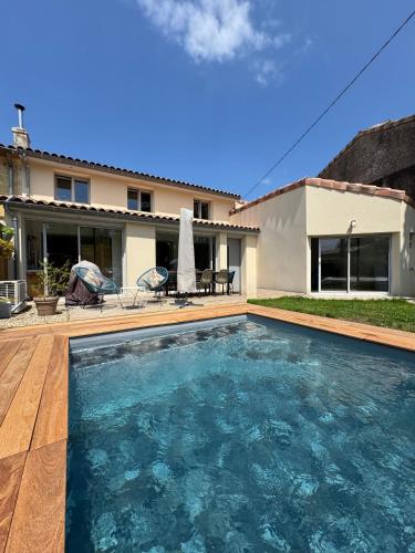 une piscine devant une maison dans l'établissement Logis Lavergne Neac Saint-Emilion, à Néac