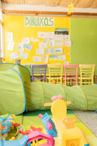 a classroom with a play tent and toys on the floor at Camping Sènia Caballo de Mar in Pineda de Mar