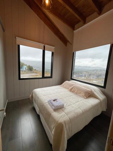 Un pat sau paturi într-o cameră la Cordones del Chapelco Lodge - Cabañas San Martín de Los Andes - SMA