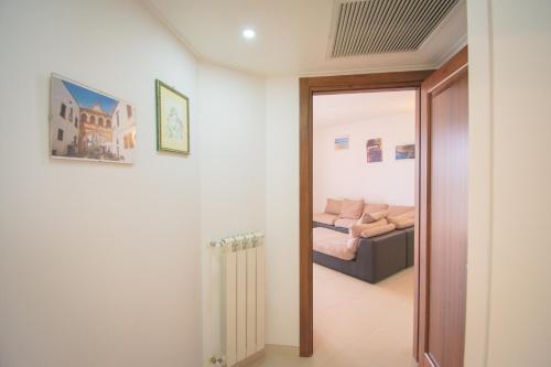 a living room with a couch and a mirror at Casa Bellavista in Torre Canne