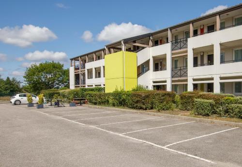 a parking lot in front of a building at B&B HOTEL Moulins in Toulon-sur-Allier