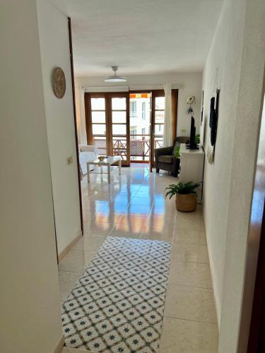 a hallway with a tile floor and a living room at Don Antonio Cristianos Beach Vivienda vacacional in Los Cristianos