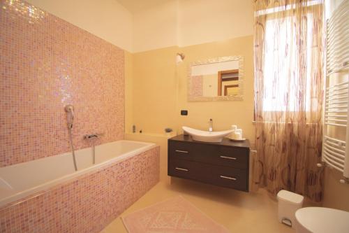 a bathroom with a tub and a sink and a bath tub at Casa Bellavista in Torre Canne