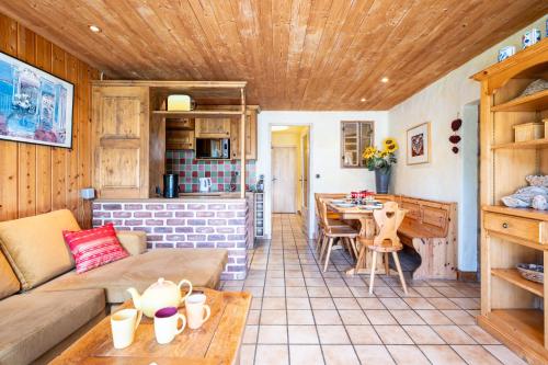un salon avec un canapé et une table dans l'établissement Appartement Roméo, à Champagny-en-Vanoise