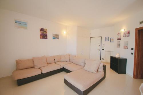 a living room with a couch and a table at Casa Bellavista in Torre Canne