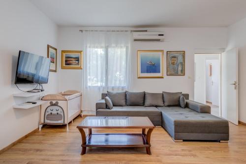 Beachfront apartment Drazen, with garden and parking