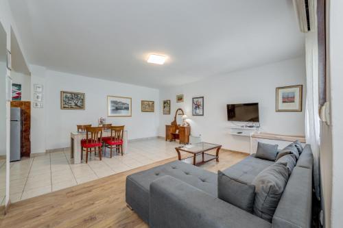 Beachfront apartment Drazen, with garden and parking