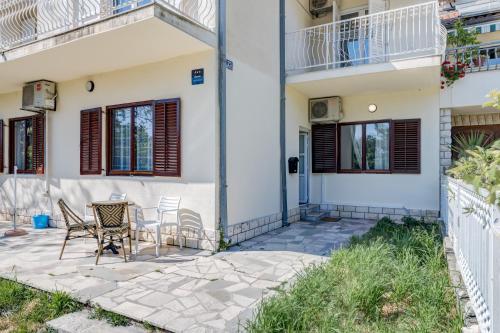 Beachfront apartment Drazen, with garden and parking