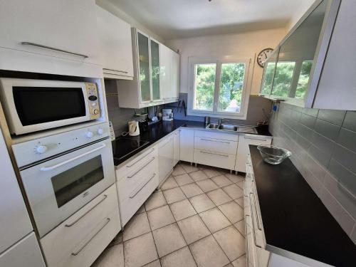 Photo de la galerie de l'établissement Bel appartement vue mer, plage et commerces à pied, à Saint-Mandrier-sur-Mer