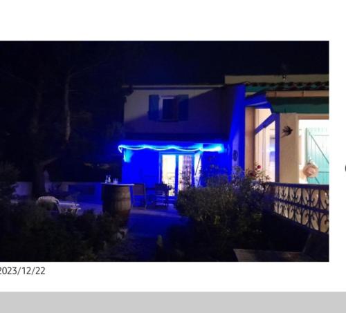 une maison avec des lumières bleues à l'avant dans l'établissement Mas de O, à Saint Pierre La Mer