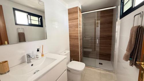 een badkamer met een toilet, een wastafel en een douche bij Casa Lomas in Playa Blanca