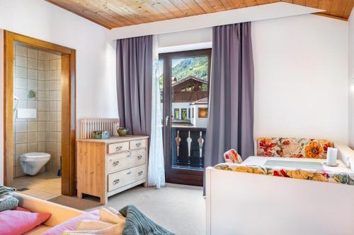 un dormitorio con una cama y un baño en Biobauernhof Toellerhof, en Lagundo