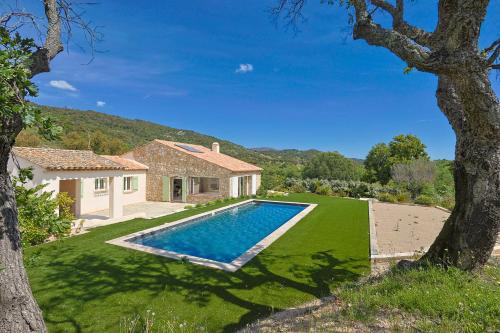une vue extérieure d'une villa avec piscine dans l'établissement Villa les prés, au Plan-de-la-Tour
