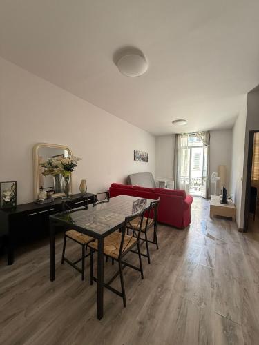 un salon avec un canapé rouge et une table dans l'établissement Appartement au cœur du Vieil Antibes, à Antibes