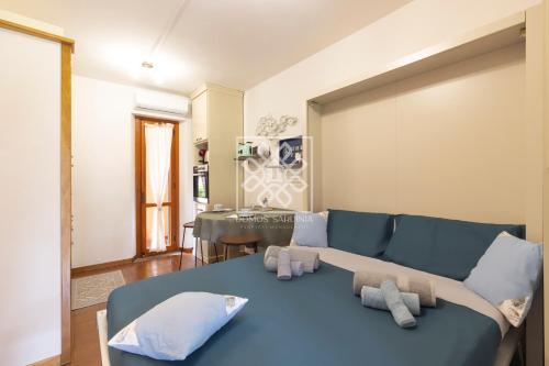 a living room with a blue couch with stuffed animals on it at Gina House in Stintino