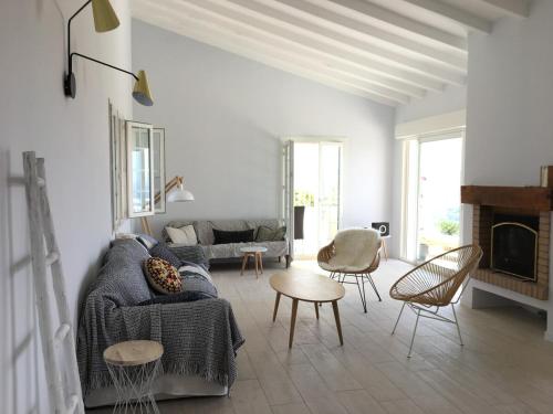 Superb sea view villa with pool and big garden