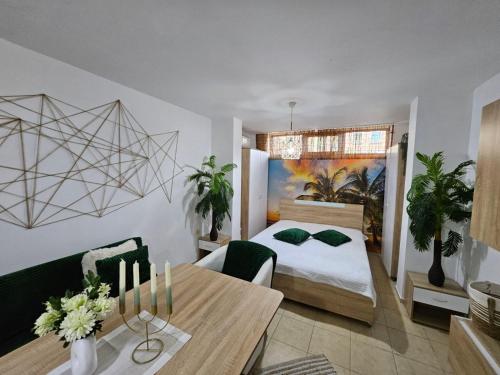 Tropical Chic for Two, Basement Studio Escape by Flat Mаnager