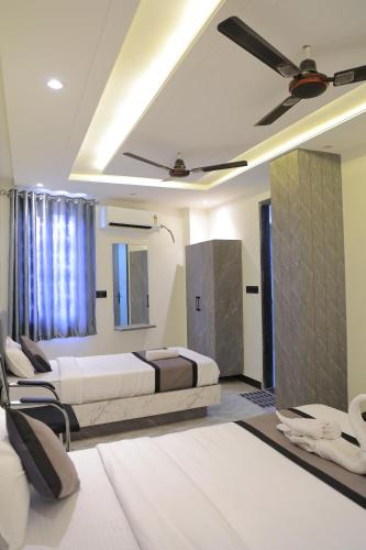Кровать или кровати в номере S K Residency