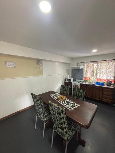 Un comedor con mesa y sillas de madera. en Hospedaje en Merlo, en Merlo