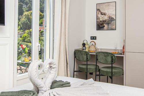 une chambre avec un lit, une table et des chaises dans l'établissement SUITE DELUXE - Monaco - Vue Mer, à Beausoleil