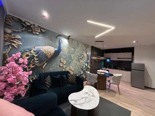 - un salon orné d'une fresque murale représentant des paons dans l'établissement Le Prestige Spa jacuzzi et sauna traditionnel, à Mulhouse