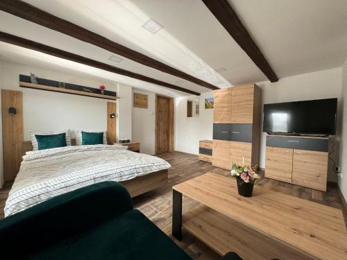 Ένα ή περισσότερα κρεβάτια σε δωμάτιο στο Rekreační dům Dobšín