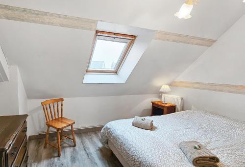 une chambre avec un lit, un bureau et une fenêtre dans l'établissement Cousinades and XXL family, terrace, à Merville-Franceville-Plage