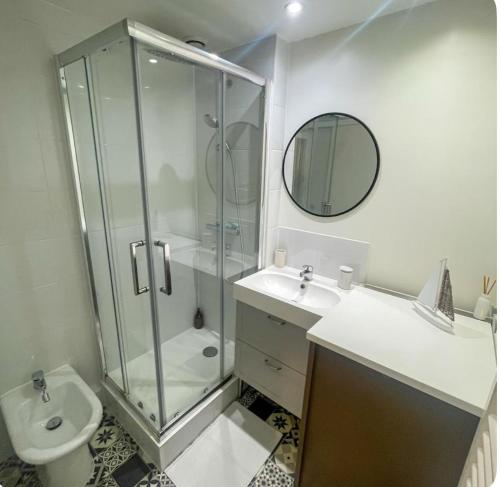 une salle de bain avec une douche, des toilettes et un lavabo dans l'établissement Bordeaux charming center, à Bordeaux