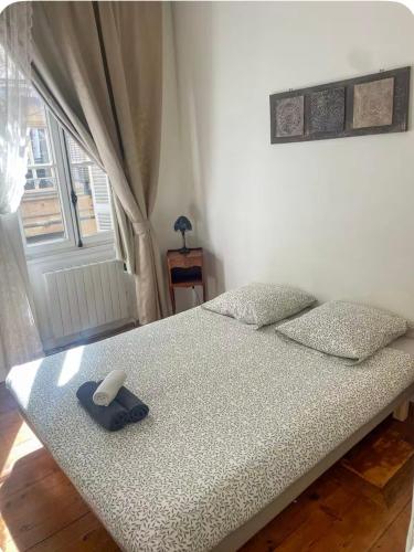 - une chambre avec un lit doté d'une télécommande dans l'établissement Bordeaux charming center, à Bordeaux