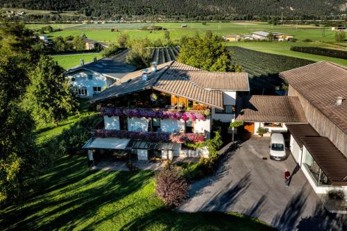 an overhead view of a house with flowers on it at Ferienwohnung Simlhof in Inzing