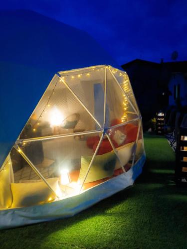 FaedisにあるAd Maiora Glamping Spaの内側のイグルーの灯り