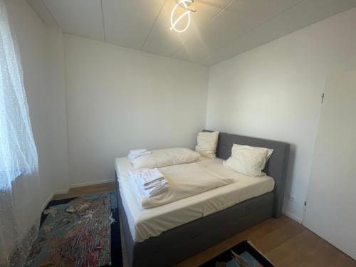 ハノーファーにあるCity Group Apartmentの白いシーツと枕付きのベッドが備わる小さな客室です。