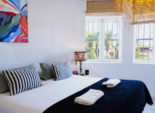 ein Schlafzimmer mit einem Bett mit zwei Handtüchern darauf in der Unterkunft Authentic Andalusian Boho Villa - Pool - Garden-BBQ- 7 Guests in Benalmádena