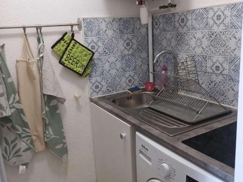 mała kuchnia ze zlewem i blatem w obiekcie Studio cabine cosy avec piscine, proche Aqualand et plage, parking disponible, terrasse privative - FR-1-607-159 w Cap d'Agde