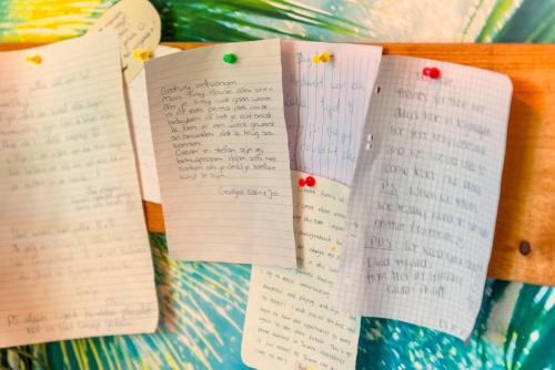 a group of notes hanging on a wooden clipboard at Tiny house - fietsverhuur, eigen keuken en badkamer in Nijmegen