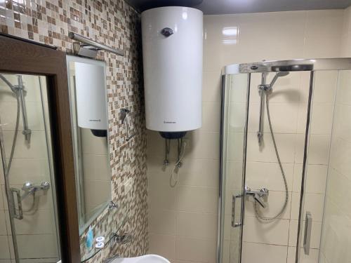 ein Badezimmer mit Dusche und Spiegel in der Unterkunft ORBI First Line APARTHOTEL in Batumi