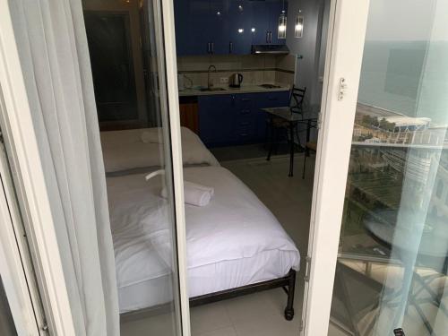 Ein Bett oder Betten in einem Zimmer der Unterkunft ORBI First Line APARTHOTEL