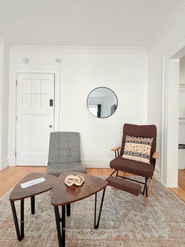 a living room with a couch and a chair at Your Cozy-studiohighfallstvkitchenrochestdt in Rochester