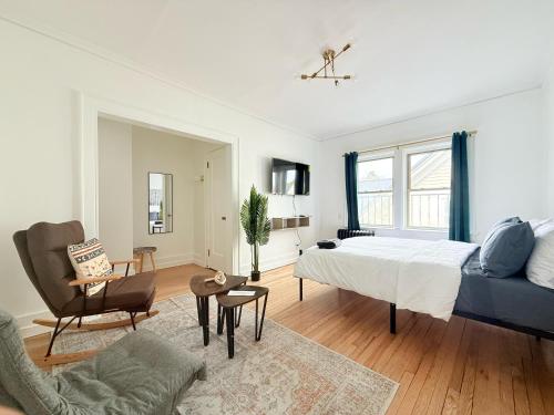 a bedroom with a bed and a living room at Your Cozy-studiohighfallstvkitchenrochestdt in Rochester