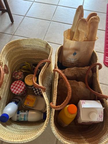 Dos cestas llenas de diferentes tipos de alimentos en Les Gites de Costerousse - Ardèche, en Nozières