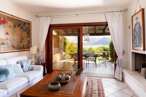 una sala de estar con un sofá y una mesa en Casa Acqua e Pietra by Wonderful Italy, en Casa Tamponi