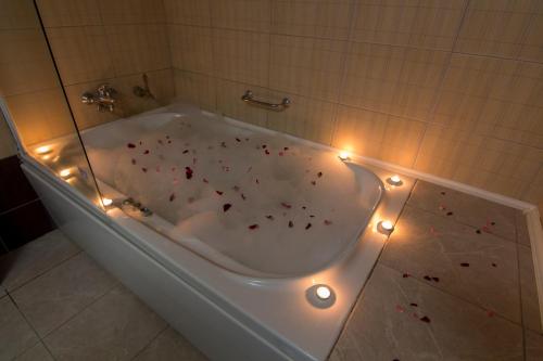 una vasca da bagno ricoperta di coriandoli con luci al suo interno di Divaisib Termal Resort Hotel & Spa a Kozaklı