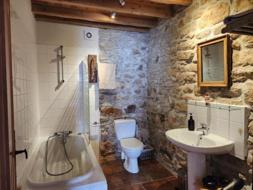 une salle de bain avec un lavabo, des toilettes et une baignoire dans l'établissement Le Clos Sainte Marie - Lampy, à Cenne-Monestiès