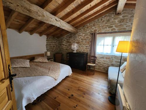 - une chambre avec un lit et une fenêtre dans un bâtiment dans l'établissement Le Clos Sainte Marie - Lampy, à Cenne-Monestiès