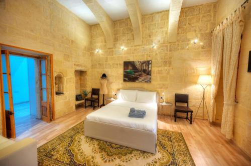 バレッタにあるMagestic palazzo, jacuzzi on roof terrace GOVAL-3の部屋に白いベッドがある寝室