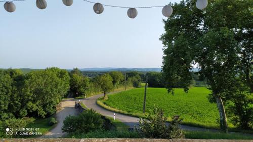Photo de la galerie de l'établissement Maison en pierre vue panoramique, à Parisot