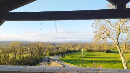 Photo de la galerie de l'établissement Maison en pierre vue panoramique, à Parisot
